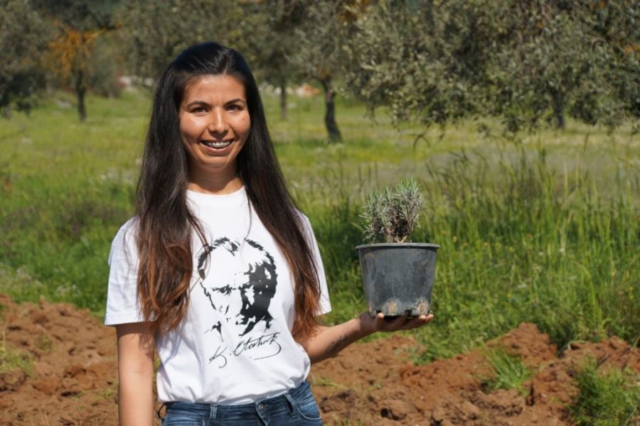 Genç Kadın Girişimci Ailesinin Boş Arazisini Lavanta Bahçesine Çevirdi 