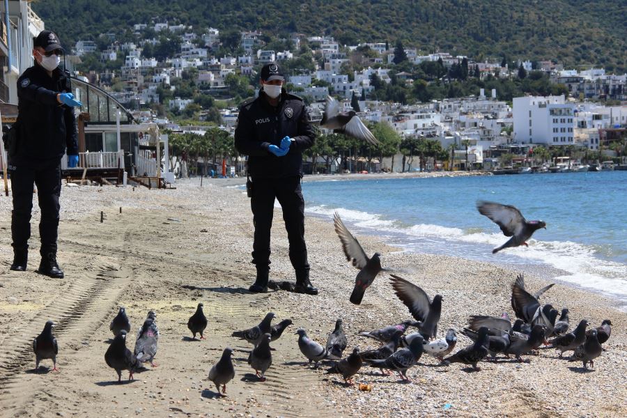 Polis Ekipleri, Bir Yandan Devriye Attılar Diğer Yandan Güvercinleri Beslediler 