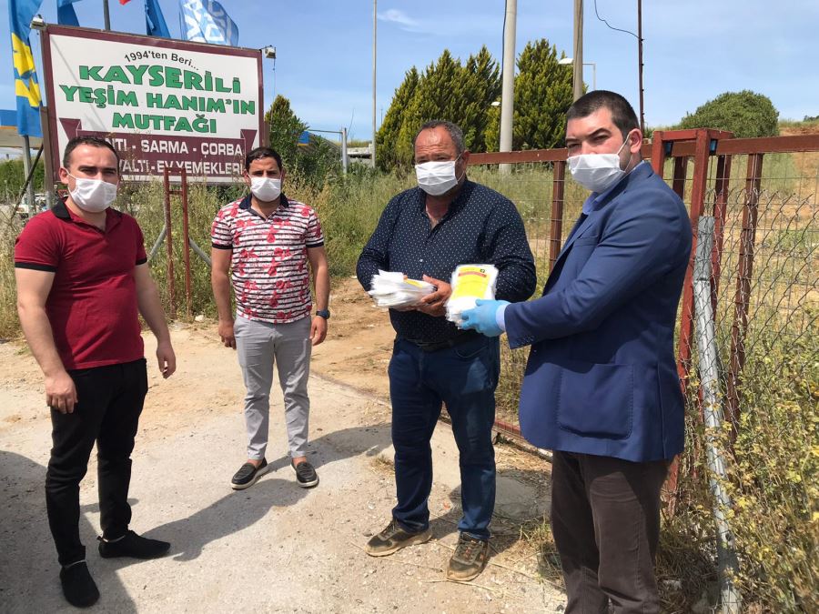 Milas Belediyesi vatandaşına ücretsiz maske dağıtıyor.