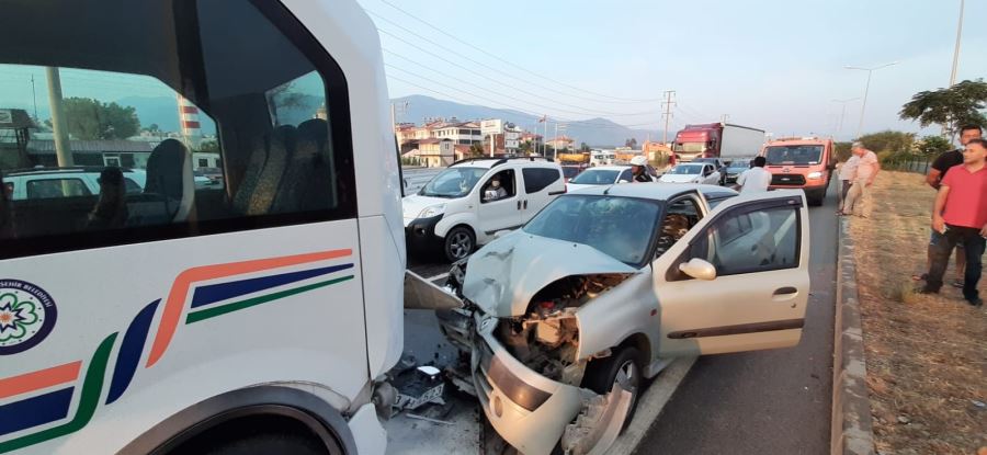 Fethiye’de Otomobil Yolcu Minibüsüne Çarptı: 7 Yaralı 