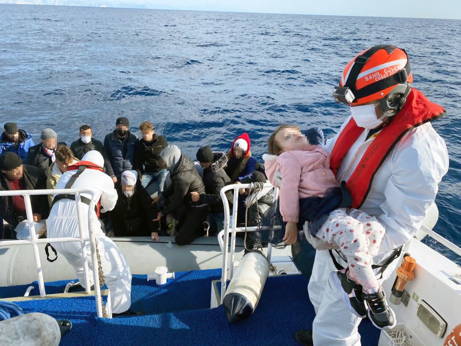 Yunanların Ölüme Terk Ettiği Göçmenleri Sahil Güvenlik Kurtarıyor 