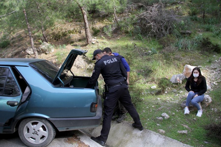 Polisi Görünce, Kız Arkadaşını Araçta Bırakıp Dağa Kaçtı 