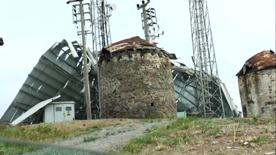 Bodrum’daki Fırtına Tonlarca Ağırlıktaki Çatıyı Metrelerce Uçurdu 