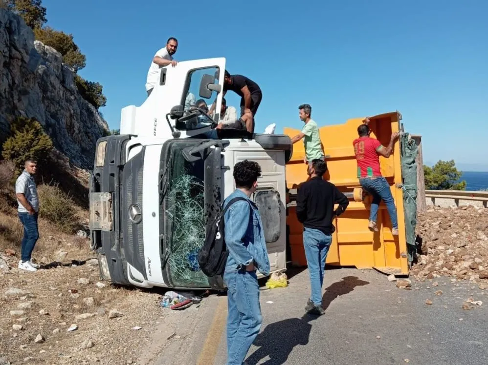 Hafriyat kamyonu devrildi,  yol 2 saat trafiğe kapandı