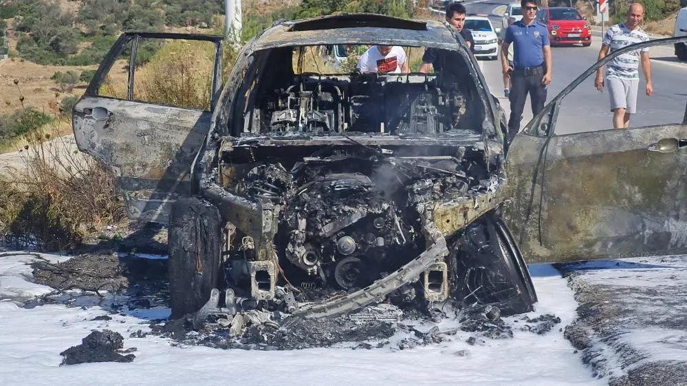 Otomobildeki yangın, yol kenarına sıçradı