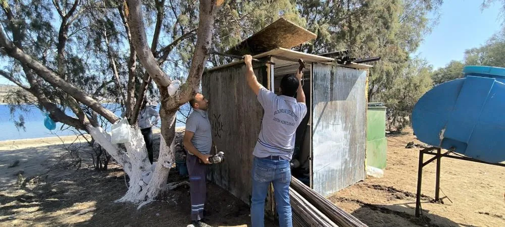  Adadaki kaçak kulübe söküldü